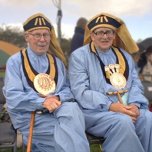  Richard Jenkin gans George Pawley White orth an Orseth Ygor dhe Bensylva, an 7ves a vys Gwyngala, 2002.
