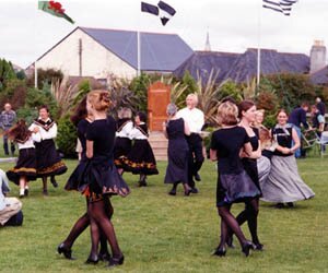 Dons Kernewek dhe Sen Colom, 2001
